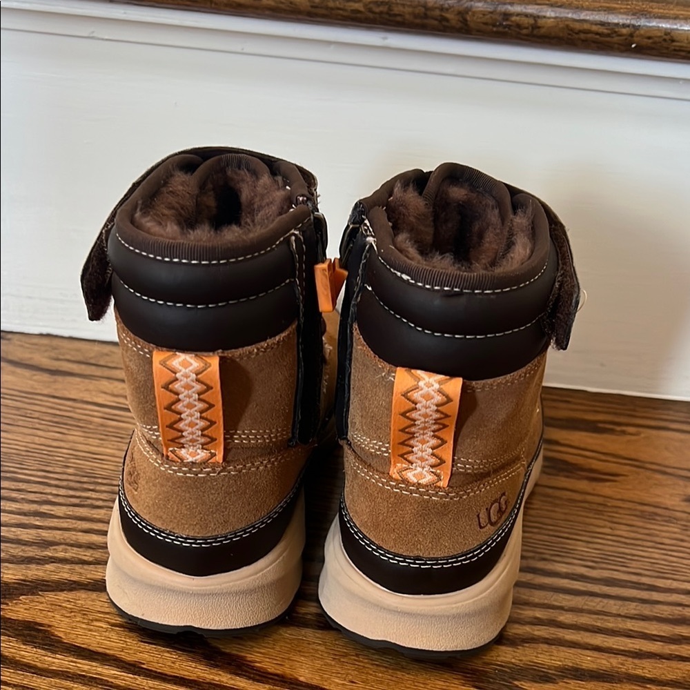 UGG Chestnut Arren Boots NWOT - Picture 3 of 10